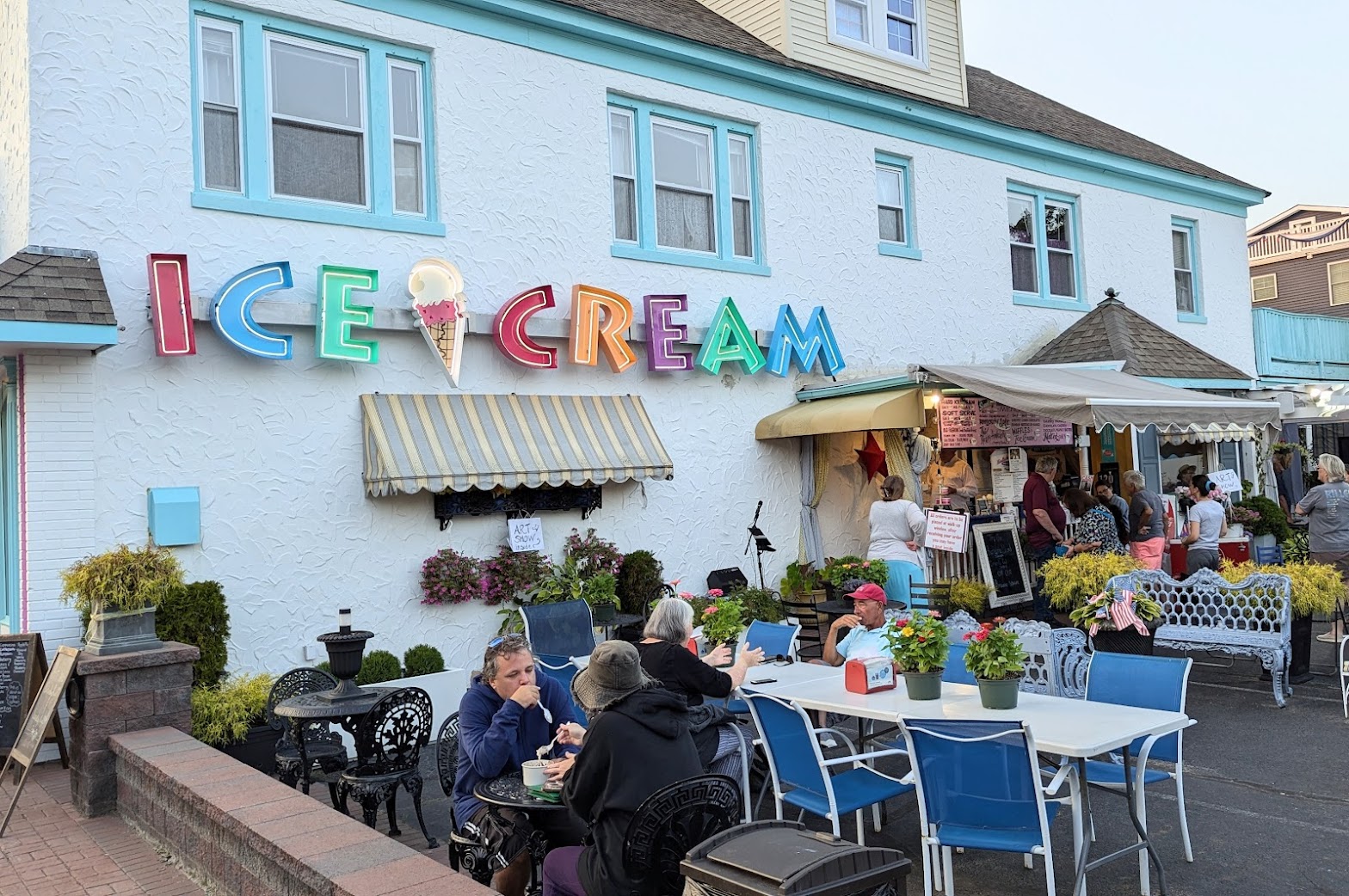 Hinlickity’s Ice Cream Parlor photo