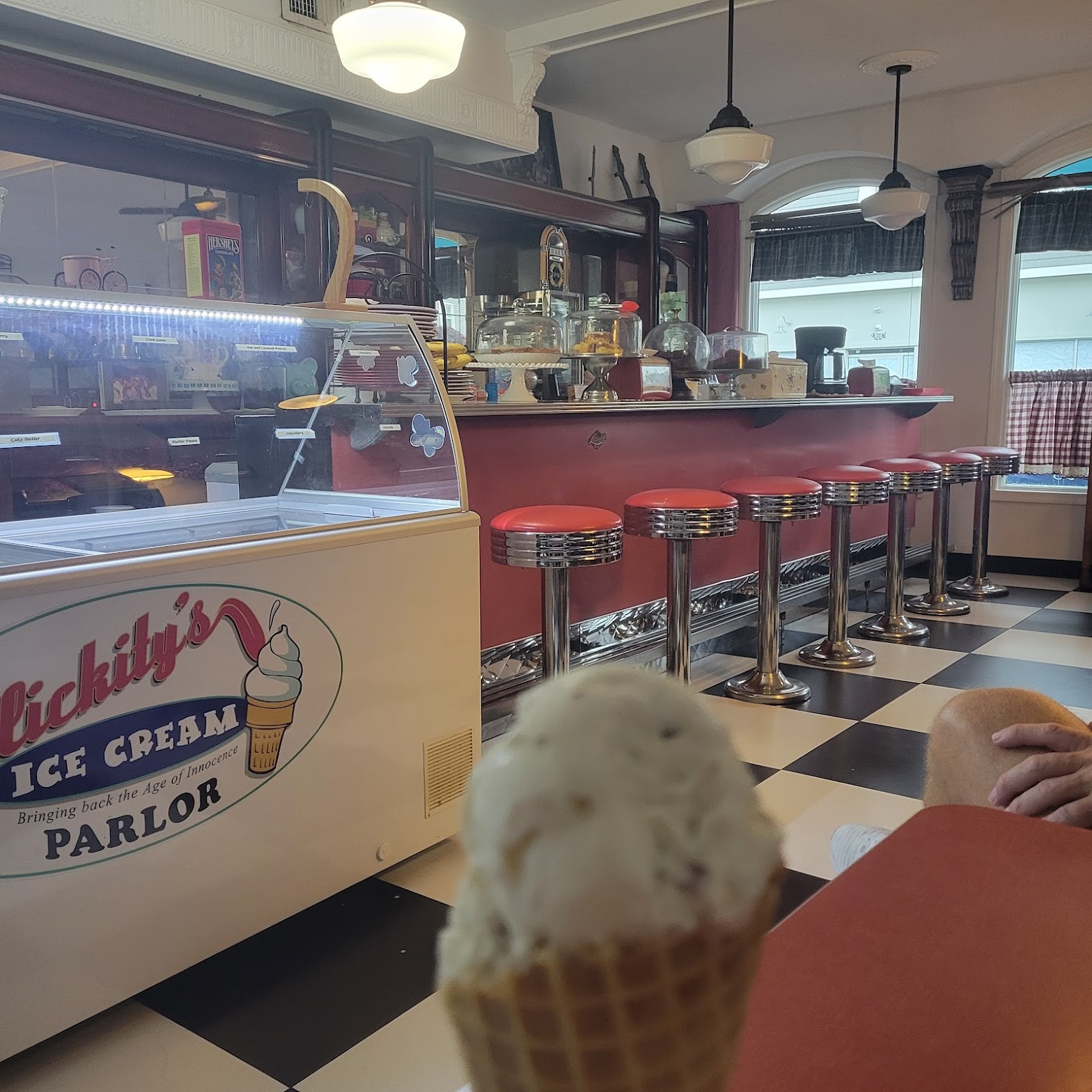 Hinlickity’s Ice Cream Parlor photo