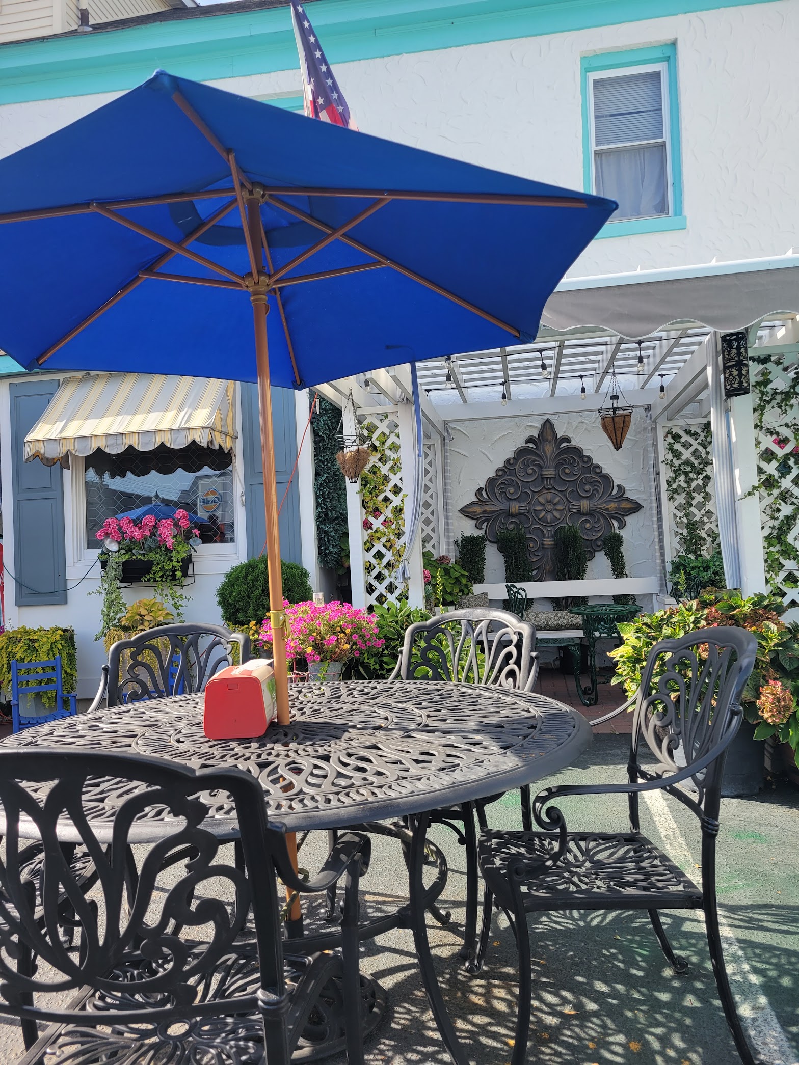 Hinlickity’s Ice Cream Parlor photo