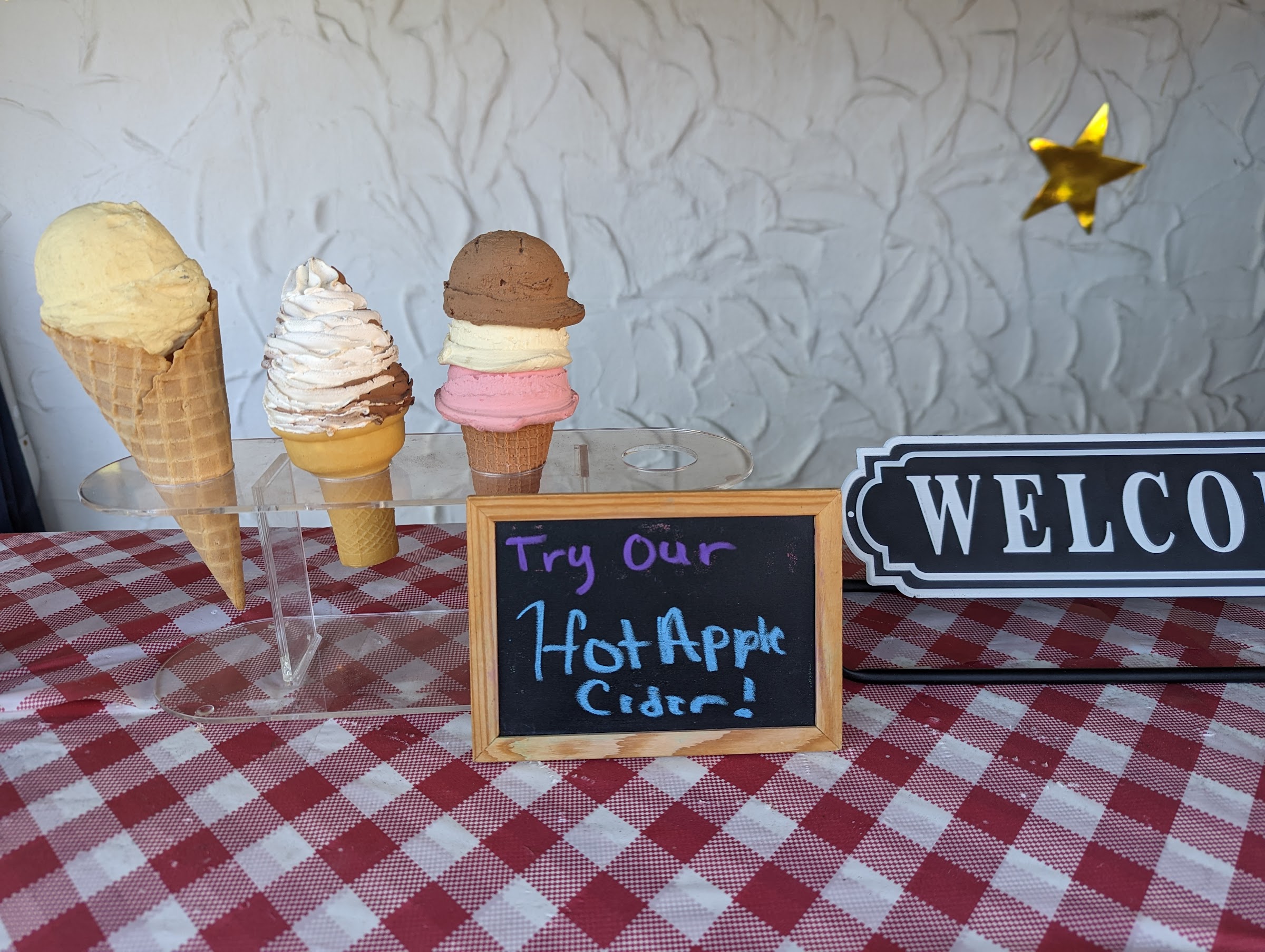 Hinlickity’s Ice Cream Parlor photo