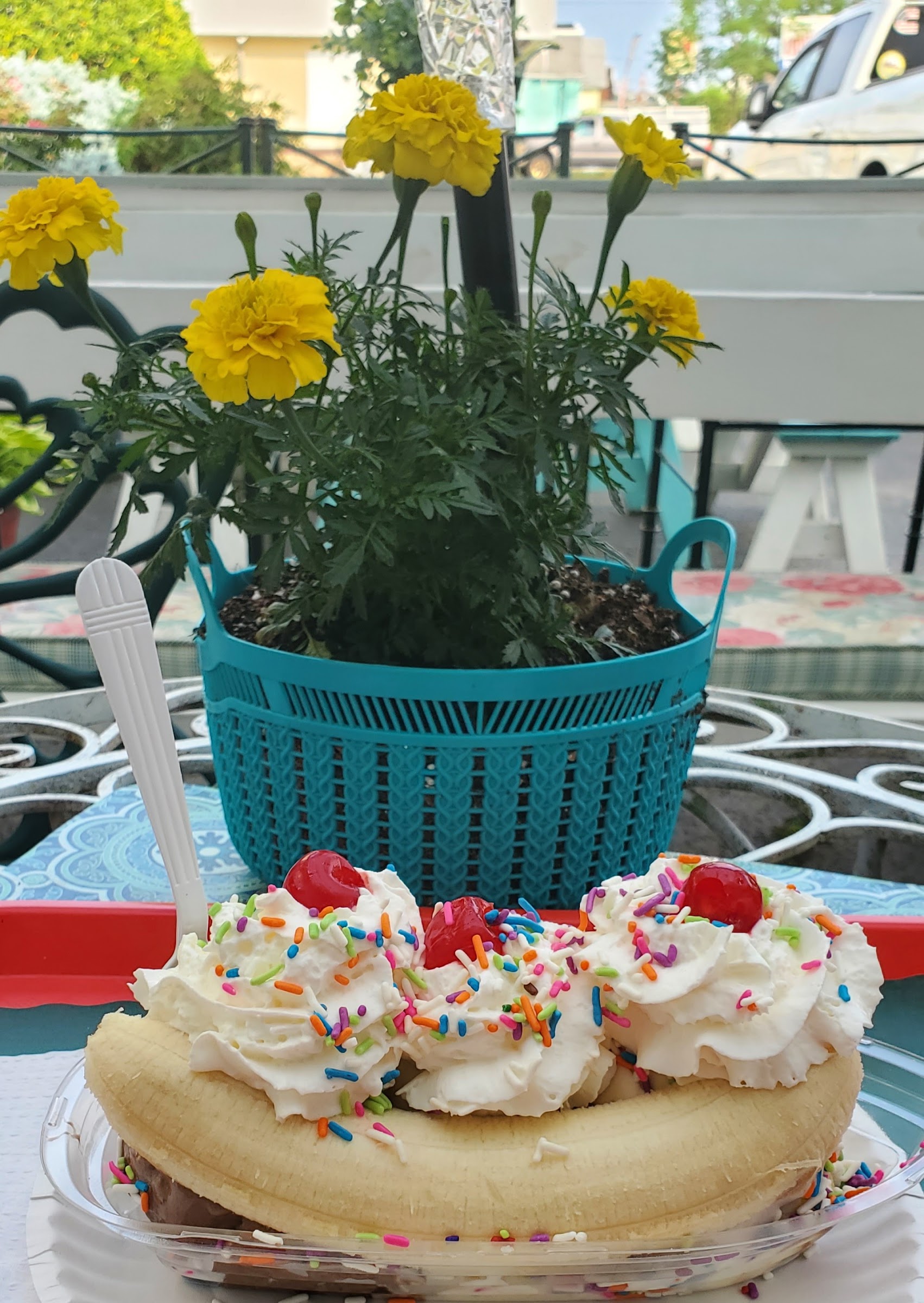 Hinlickity’s Ice Cream Parlor photo